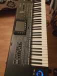 Vând Korg Pa 3x 61 key cu stativ și cutie de transport