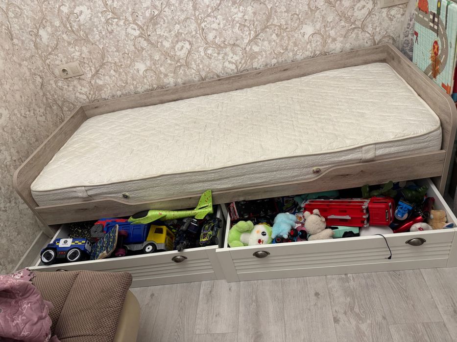 Отдам кровать с матрасом даром