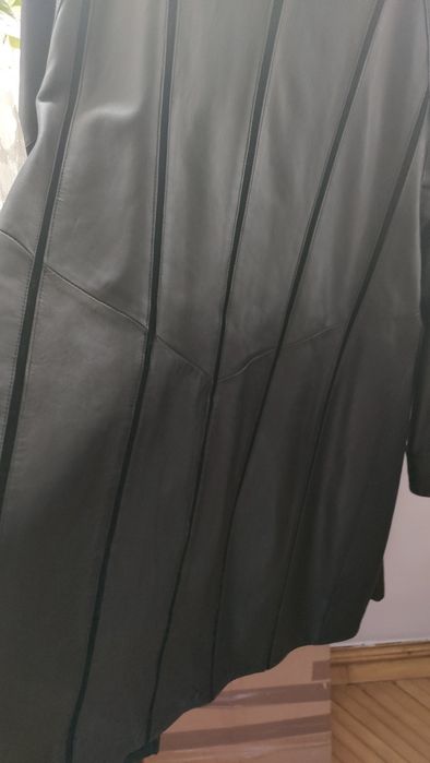 Haina de piele de culoare neagra.