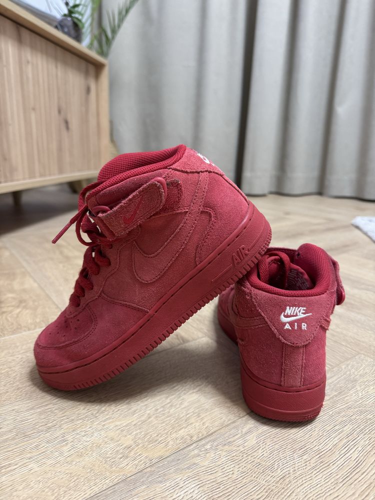 Nike air force 1 mid червен велур