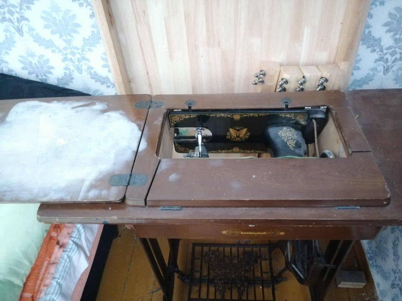 Ножная швейная машина со столешницей