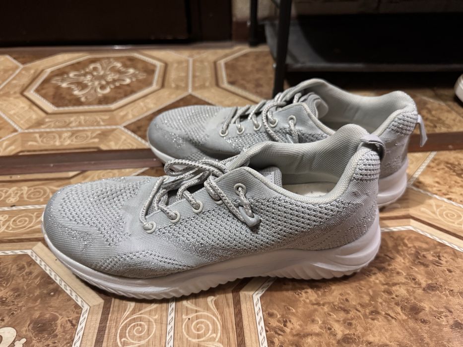Кроссовки женские серые