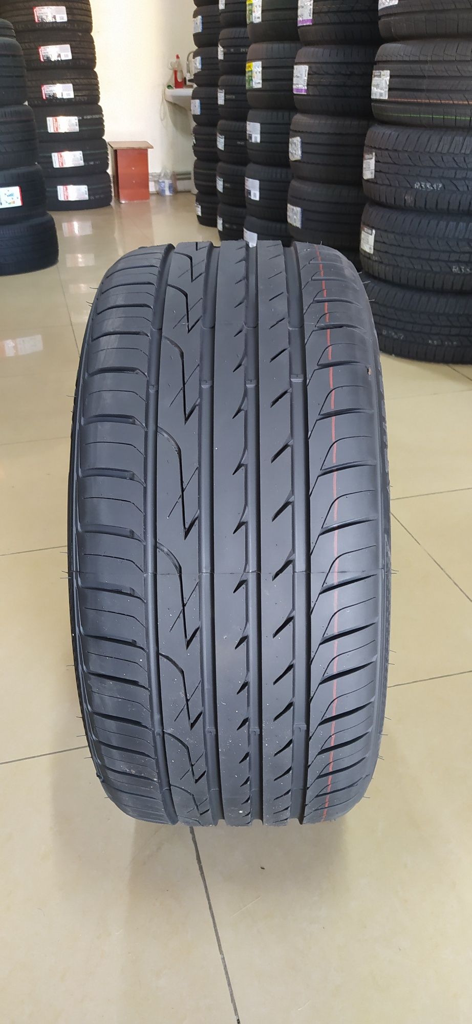 275/40R20. Thee-A. P606