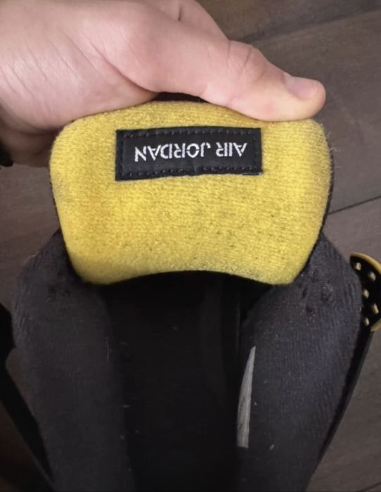 JORDAN 4 Yellow Thunder