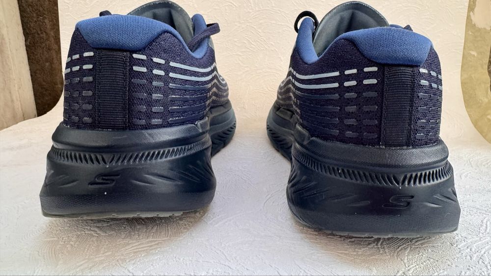 Adidasi barbati SKECHERS MAX CUSHIONING PREMIER marimea 41 impecabili