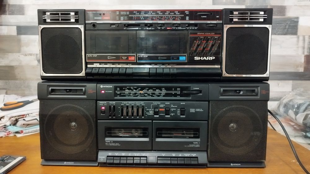 Два касетофона Sharp и Hitachi