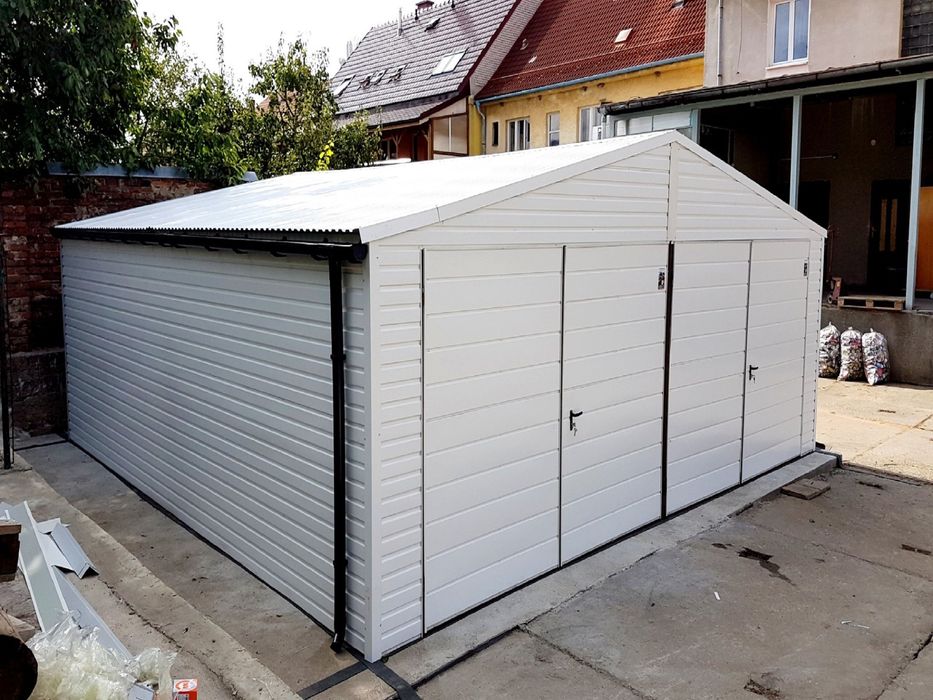 Garaj pe structura metalica si panouri sandwich termoizolante