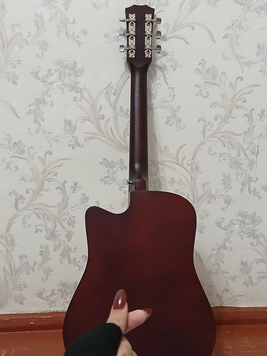 Akustik gitara yangi holatda