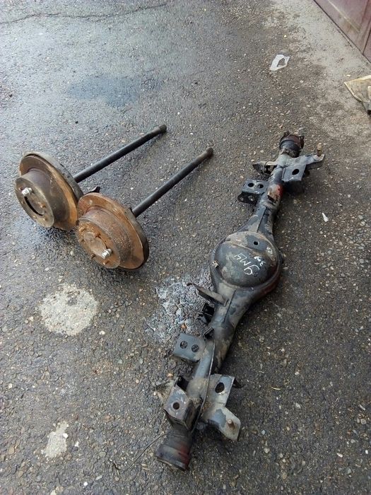 Продам полуоси и запчасти по кузову и салону.