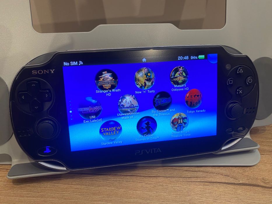 PlayStation Vita OLED (japoneză) modificată, cu jocuri