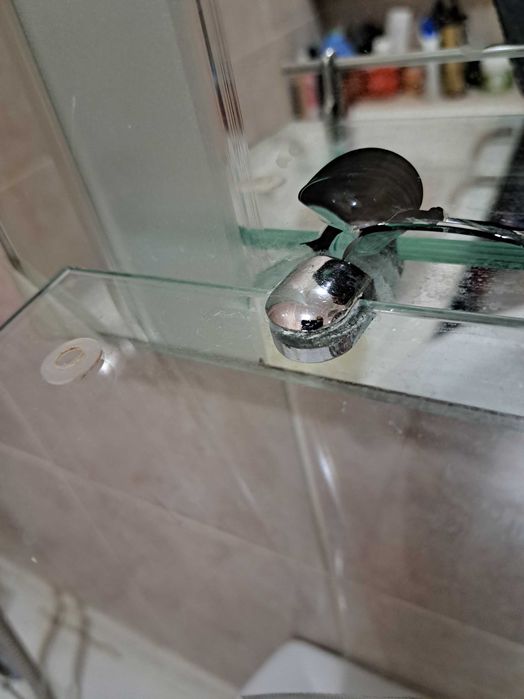 Отдам зеркало бесплатно, есть небольшой скол, примерно 5 см