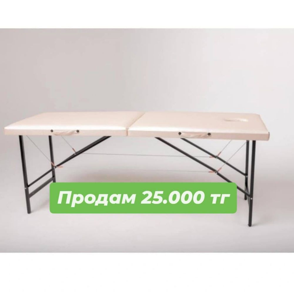 Детский стол,с доской,и кушетка