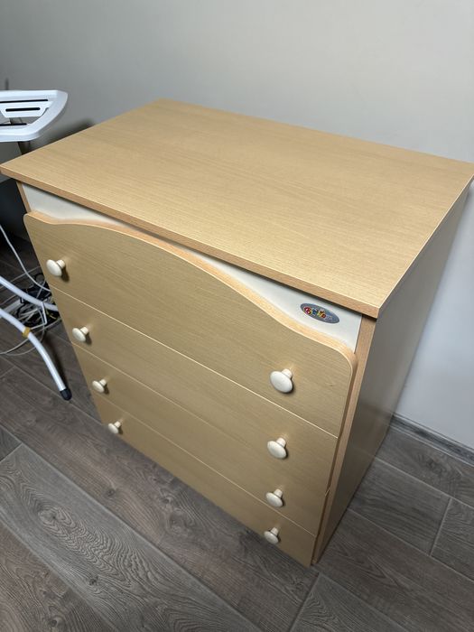 Бюро, скрин и холна маса