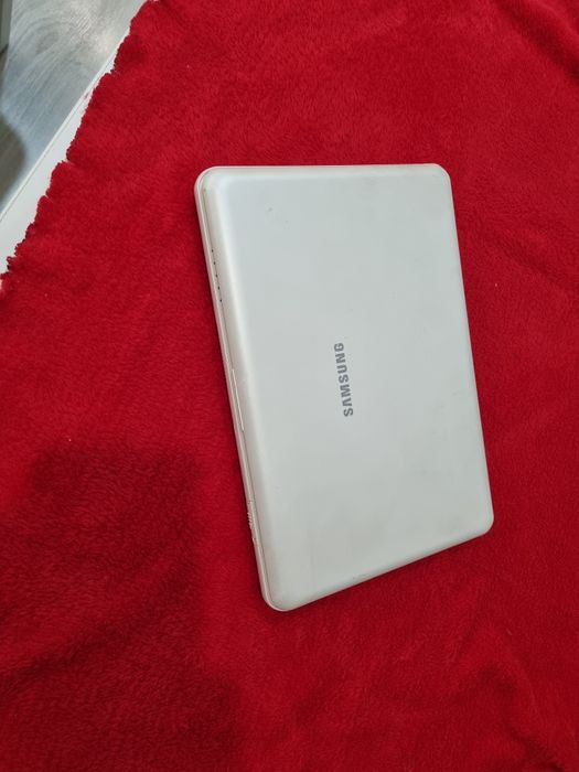 Laptop Samsung mini ,funcționează excelent doar la priza