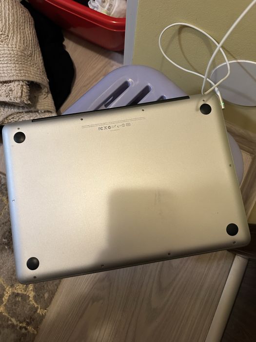 Macbook pro leptop plus incarcator