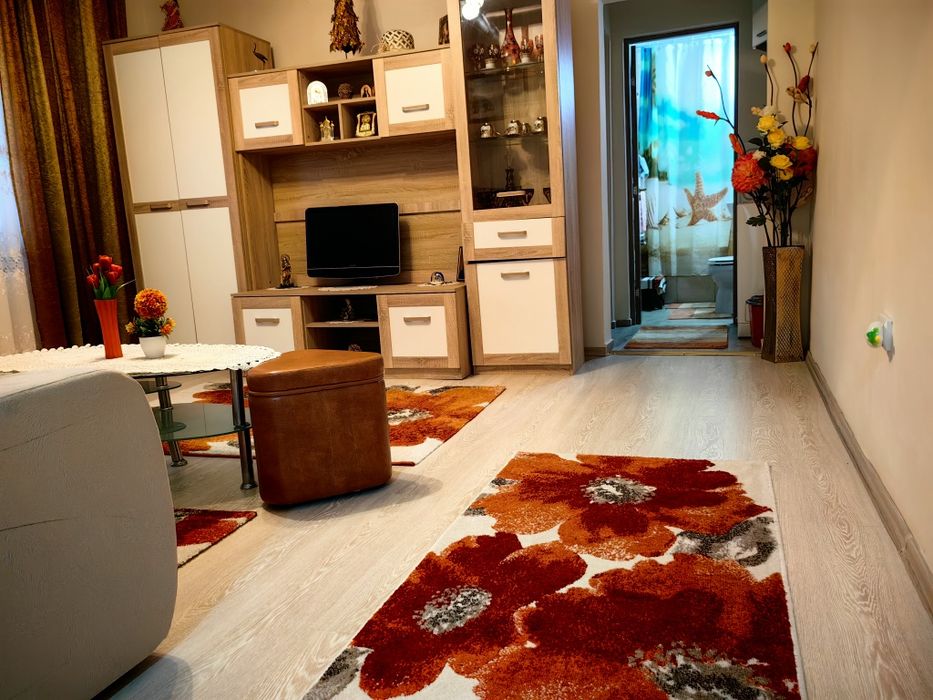 Vind apartament 2 camere,parter