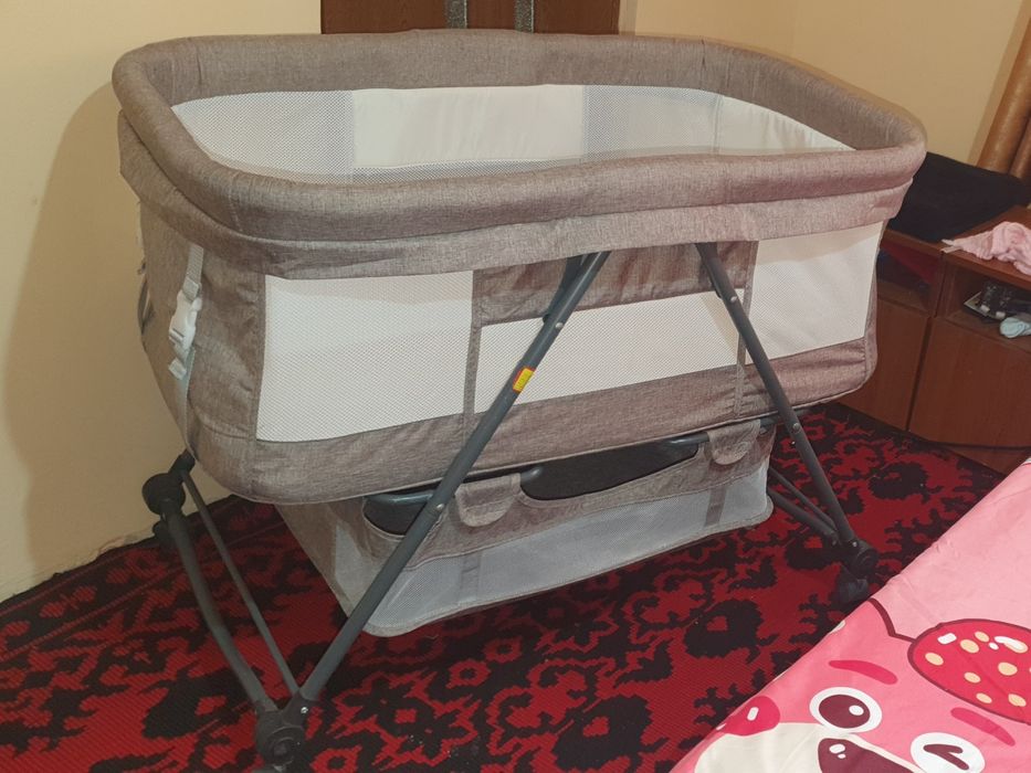 Pătuț pliabil cu spațiu de depozitare