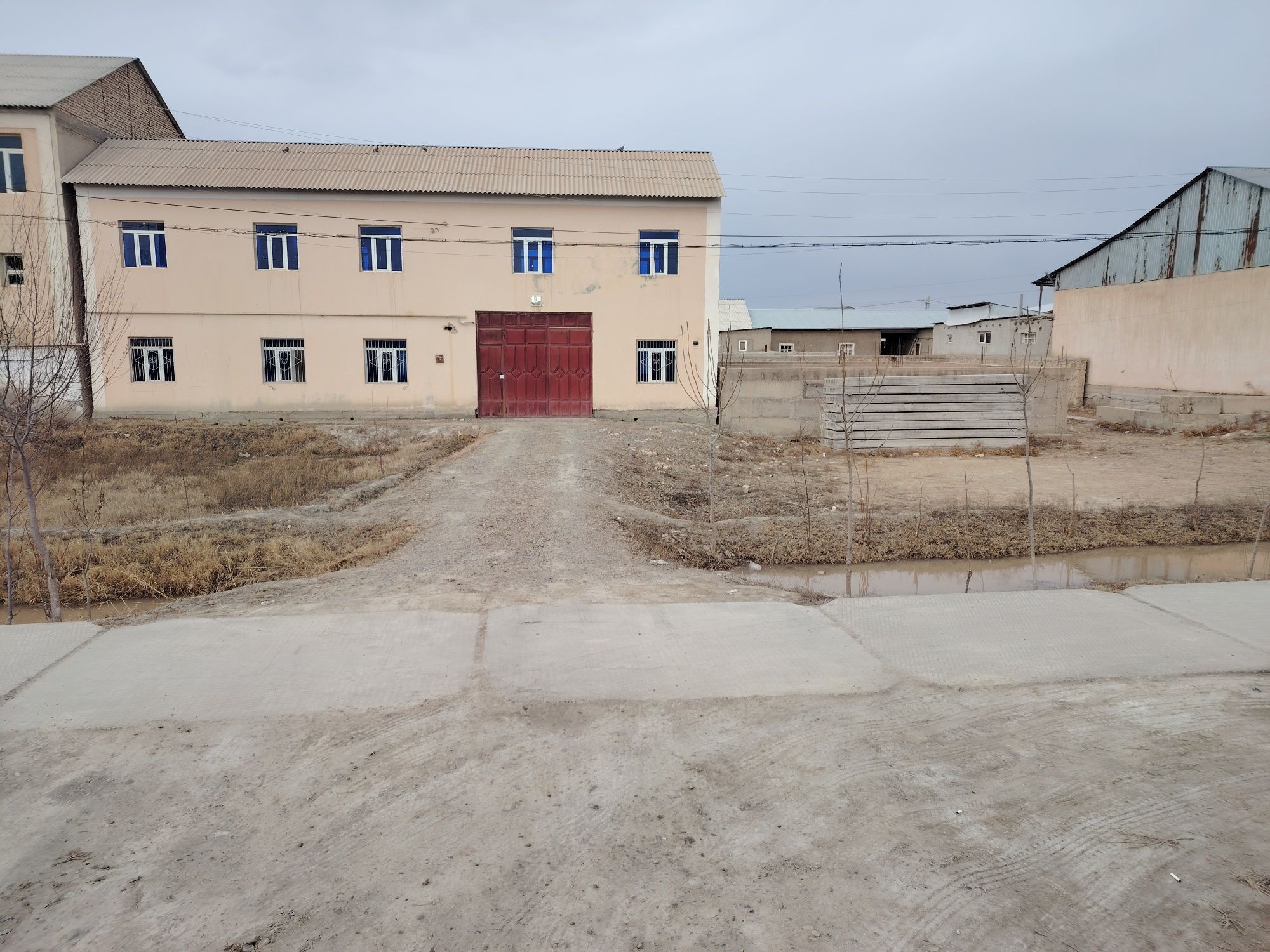 Ijaraga beriladi yo'lni yoqasida joylashgan hovli galaosiyoda joylashg