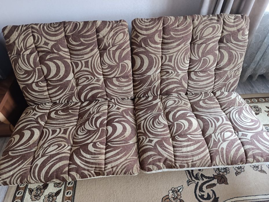 Продам диван и 1 кресло . Диван   2.10м в длину  90 ширину. 1