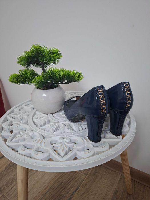 Pantofi eleganți, potriviți pentru nunți, botezuri