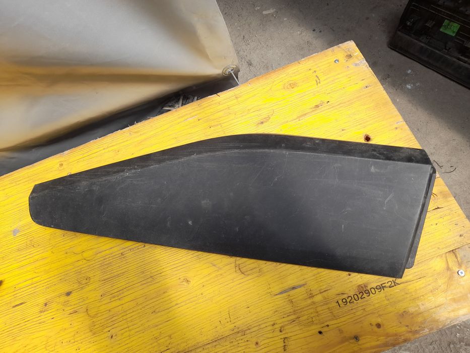 Лайсна калник  тойота ярис крос 2022г Toyota jaris Cross