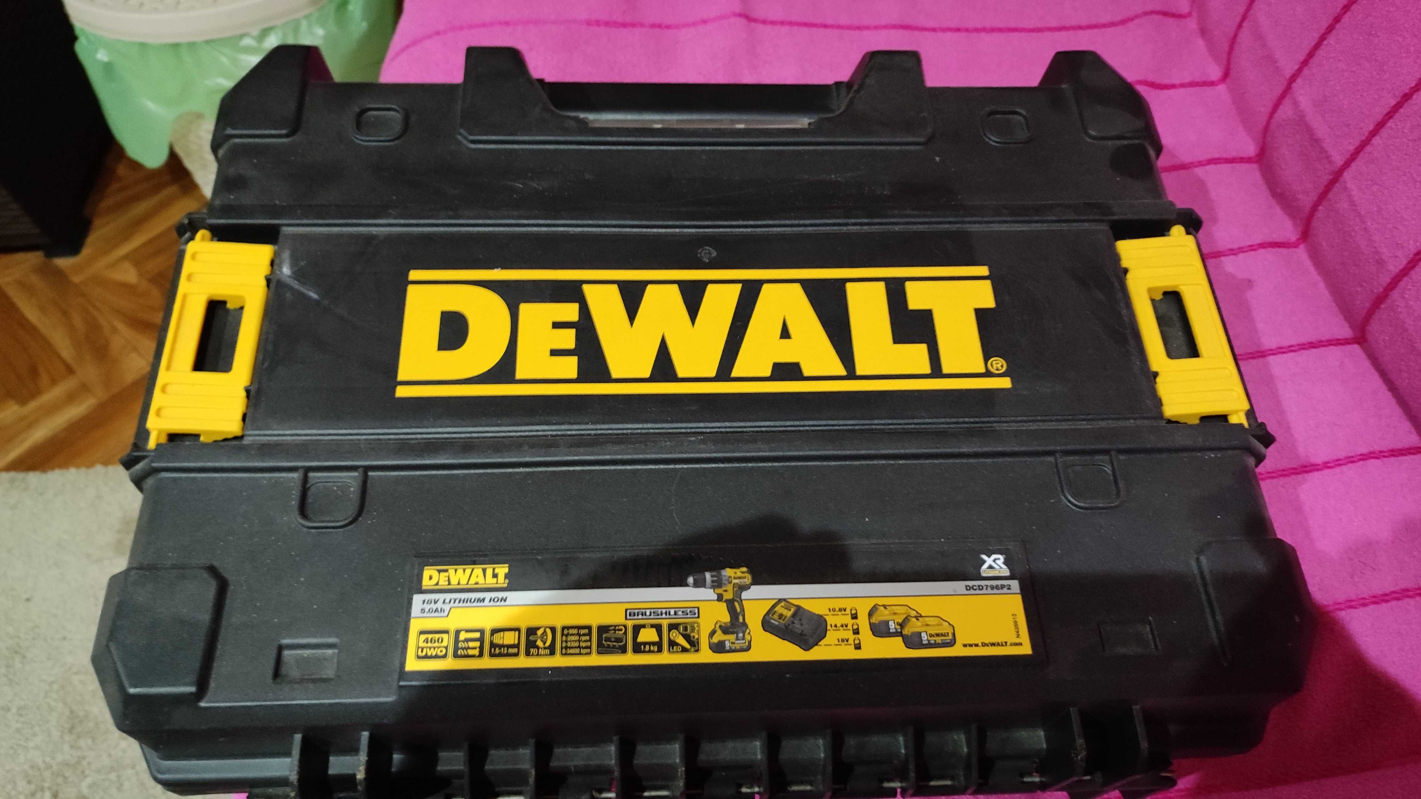 DEWALT - Mașină de găurit și înșurubat cu percuție și motor fără perii