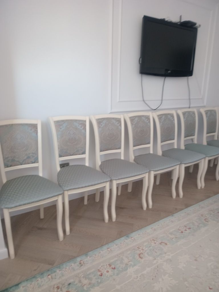 Продам стулья деревянные 8 штук