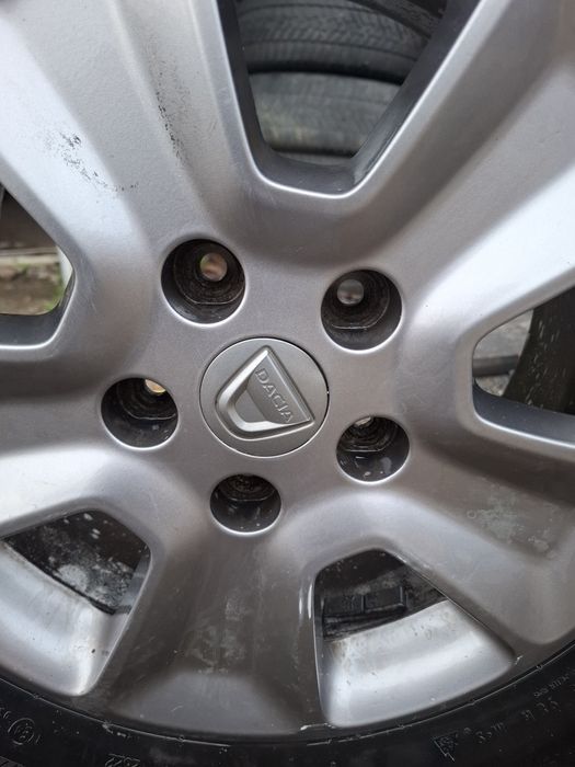 Vand roata R 16 dacia dastar cu senzor și anvelopa 215 65 16 iarna