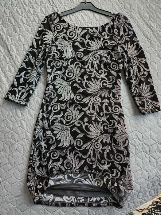 Черна рокля с дълъг ръкав