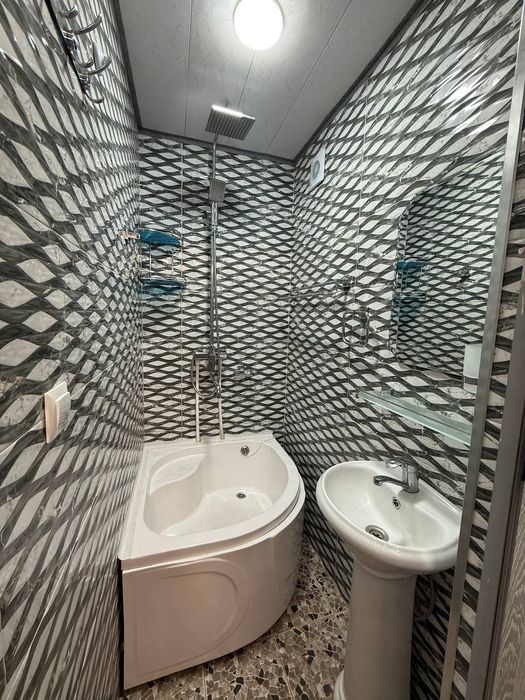 Чиланзар 8 квартал, ТЦ Парус . 3в4 комнатная  70кв.м  с  обстановкой