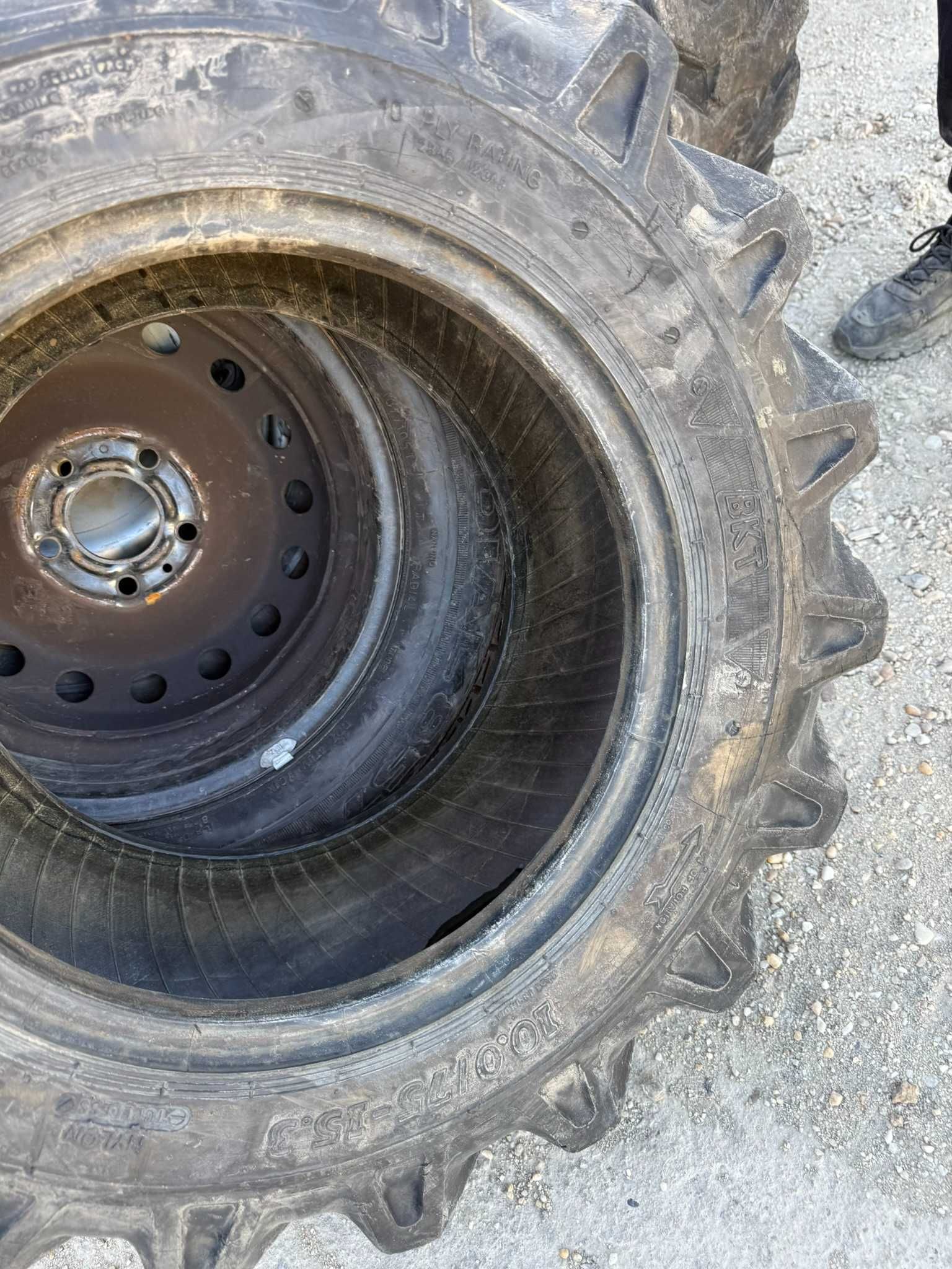 Anvelope 10/75 R15,3