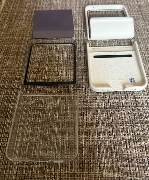 Продавам Samsung Galaxy Z Flip 5 512GB 8 RAM като НОВ