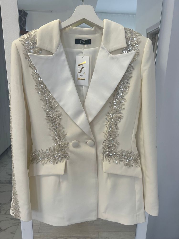 Costum elegant potrivit pt evenimente.