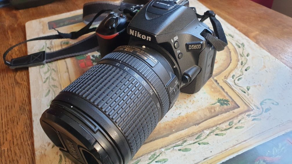 DSLR Nikon 5600 cu obiectiv Nikkor 18-140mm