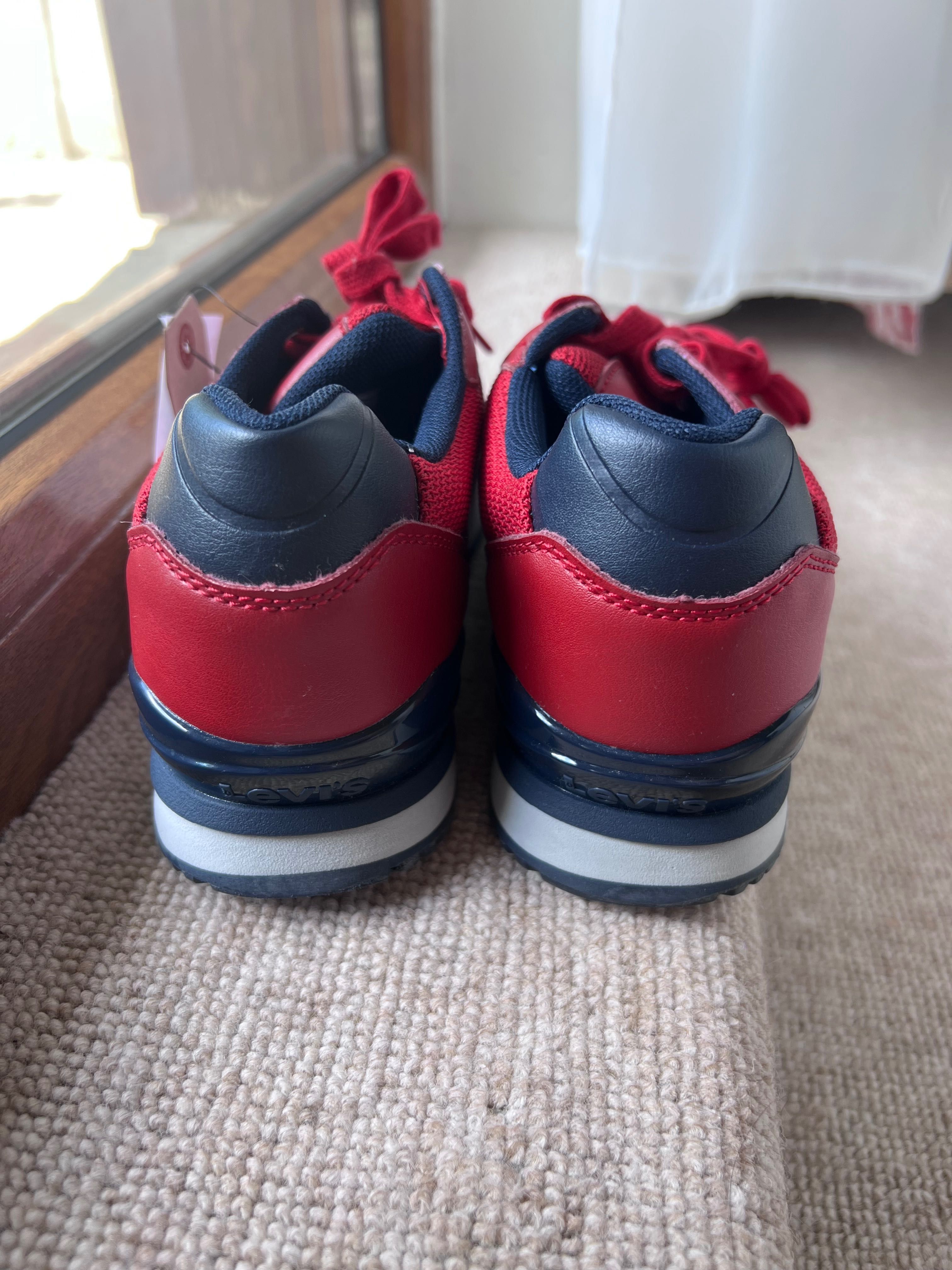 Дамски маратонки Levi’s. Размер 36. Нови с етикет.