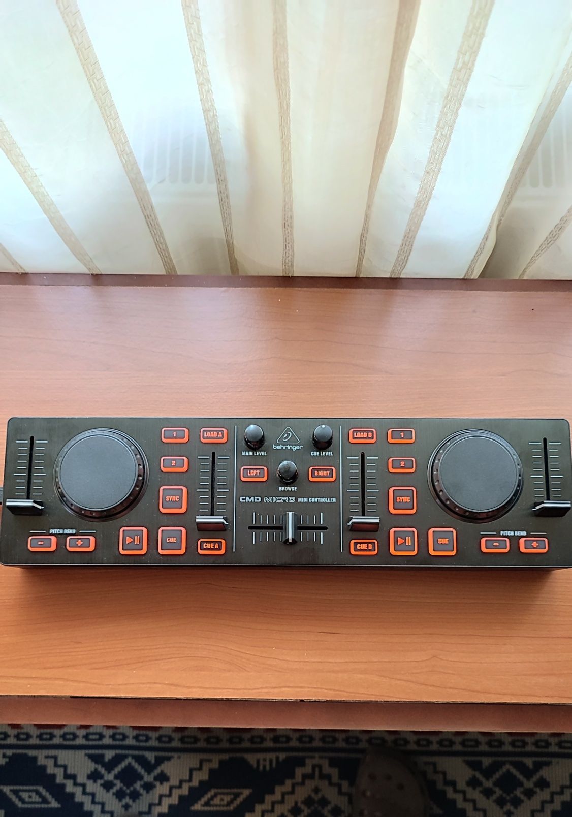 Controler MIDI BEHRINGER cmd micro nou