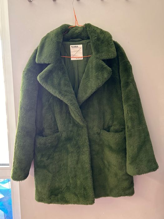 Green coat woman - fake fur