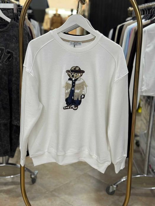 Блуза с памучна материя и бродирано мече.