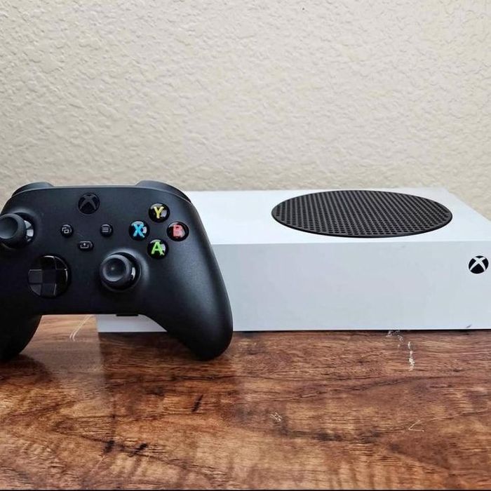 Xbox series S, 512 GB продаю вместе с монитором.