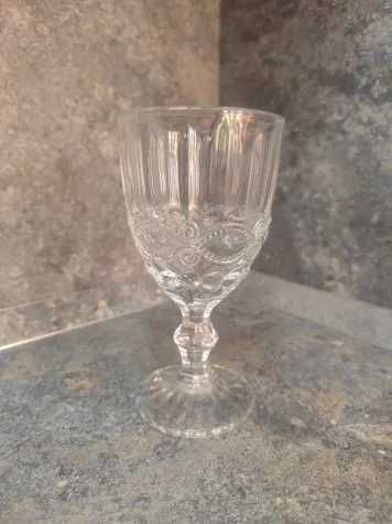 Чаши за вино от дебело стъкло