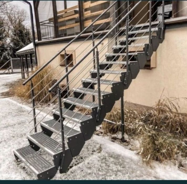 Facem scări zincate la comanda