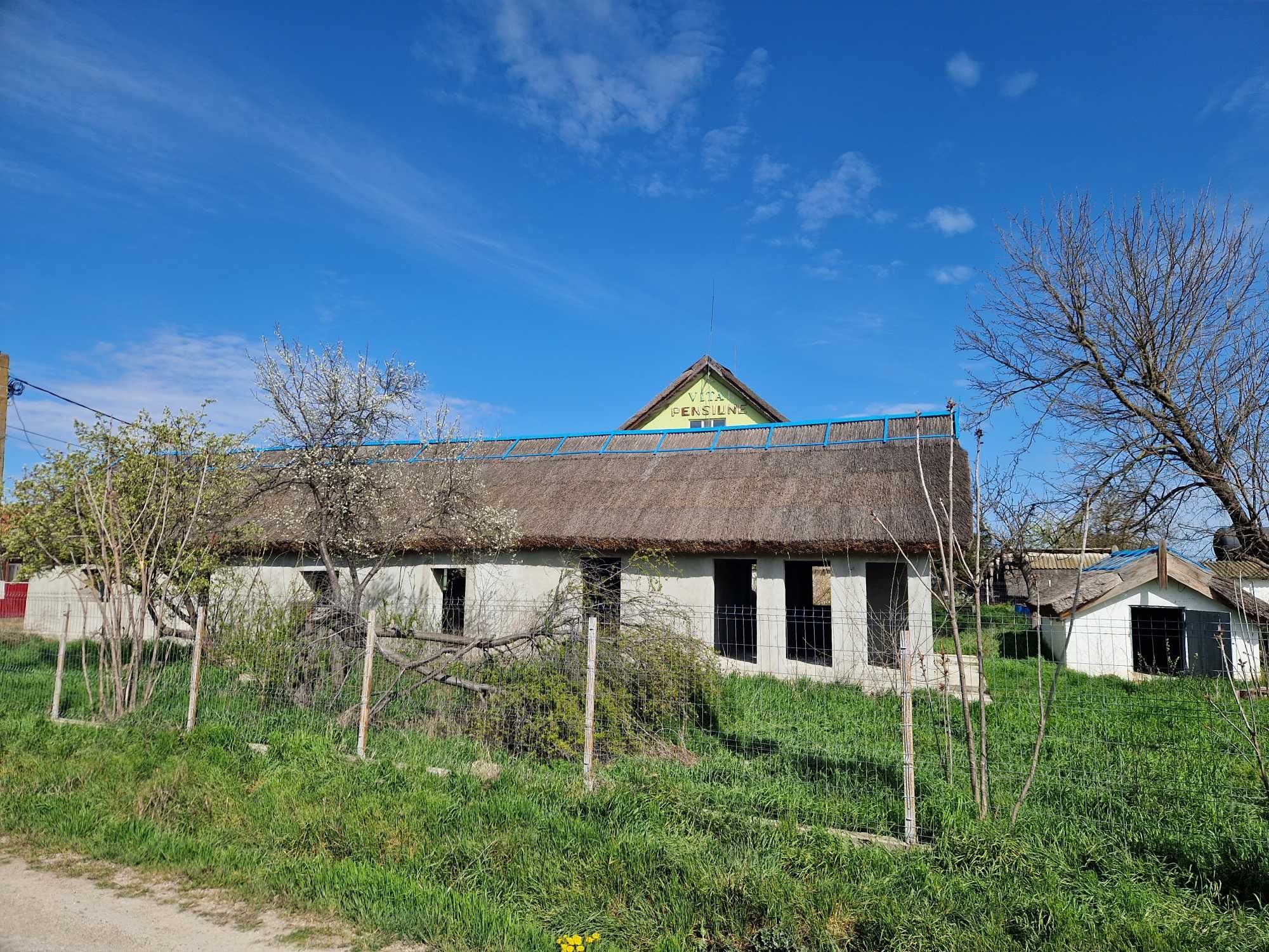Pensiune la gri intravilan 2240 m2 (563 m2+1677 m2) acces auto DJ222N