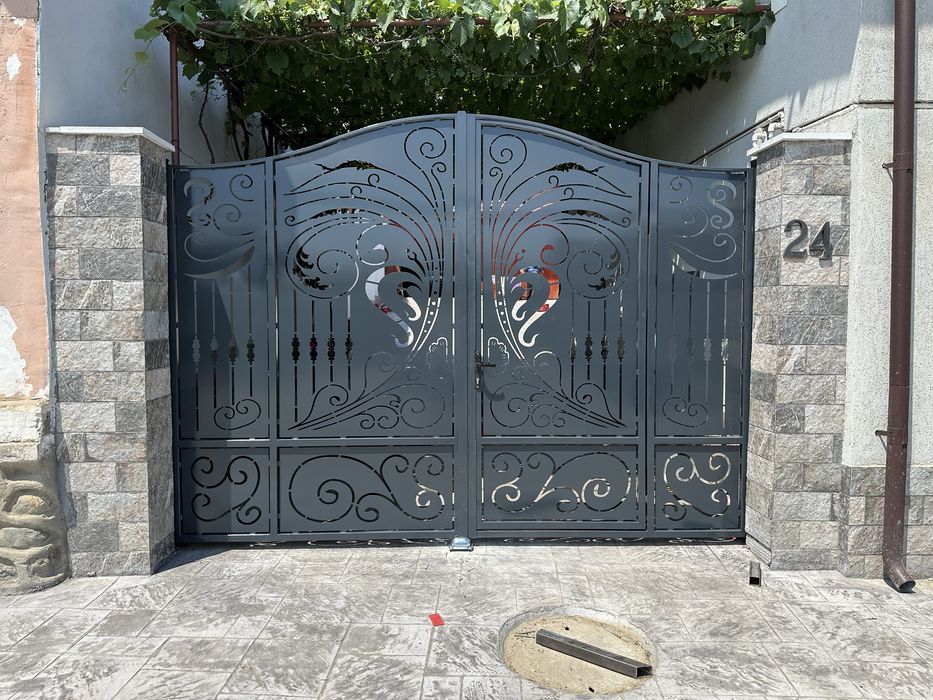 Porti gard tabla decupta