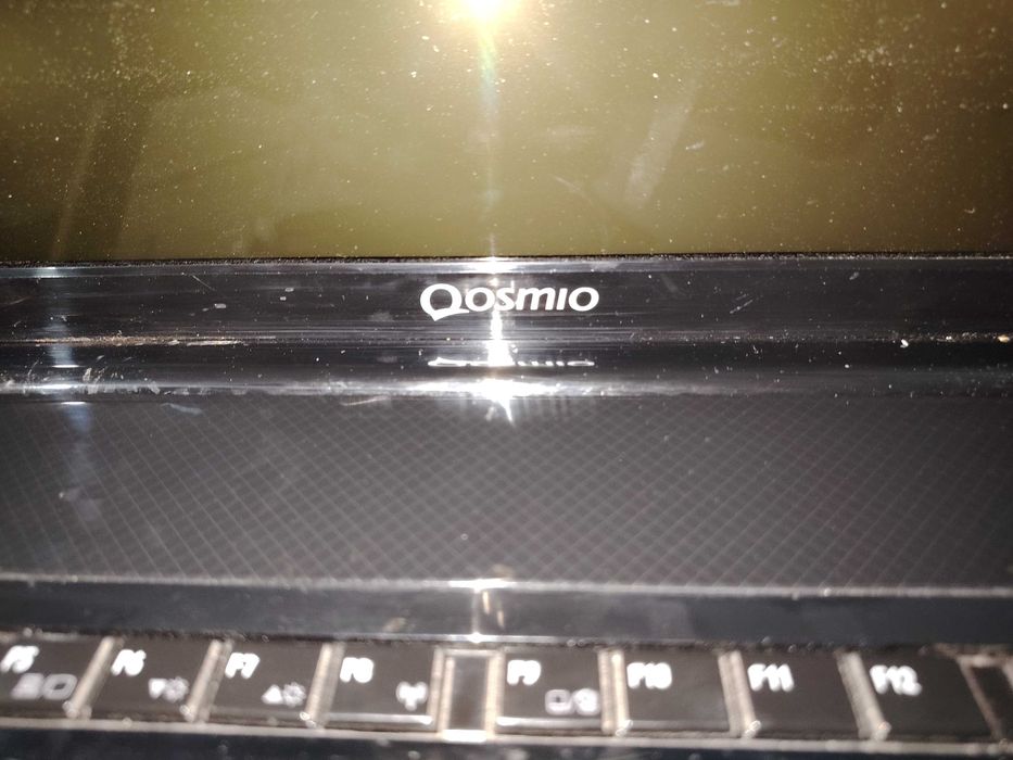 Laptop gaming accept și schinburi