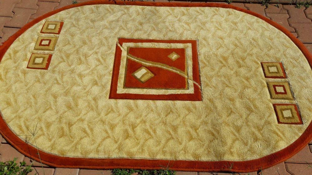 Vand covor crem cu forme geometrice