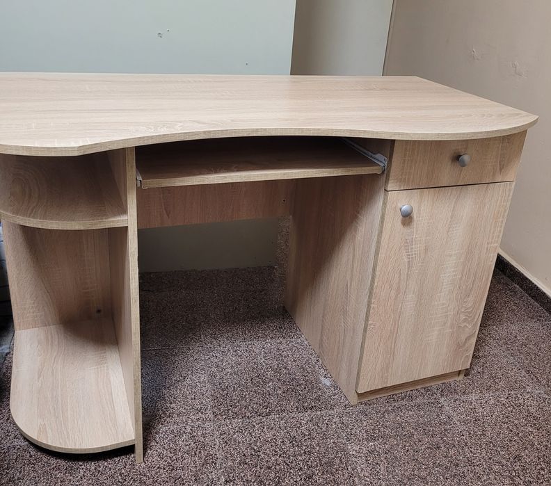 Ученическо бюро с поставка за клавиатура