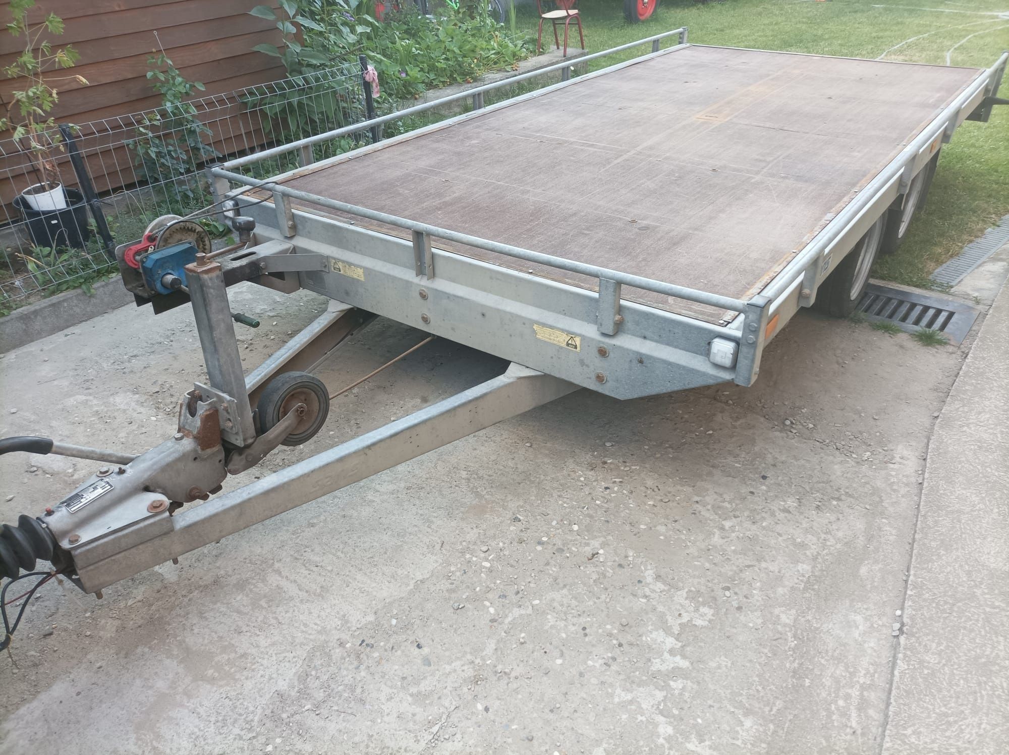 Vând platformă auto Saris 2700 kg