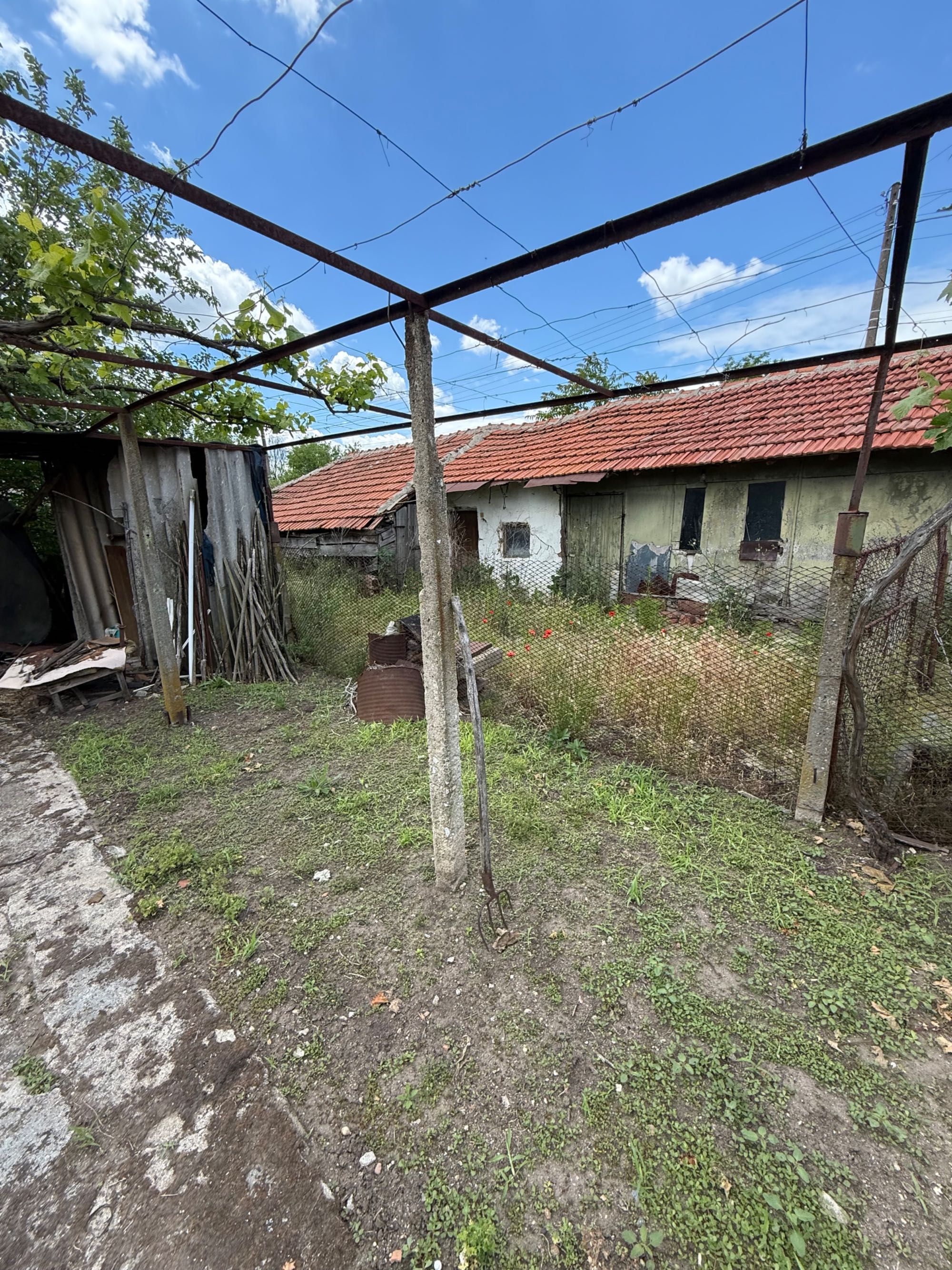 Къща с двор в село Пет Могили