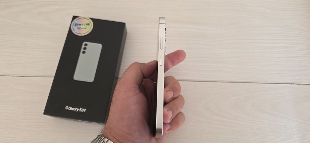 Продам официальный Vietnam Samsung s24 8/256 в идеальном состоянии!