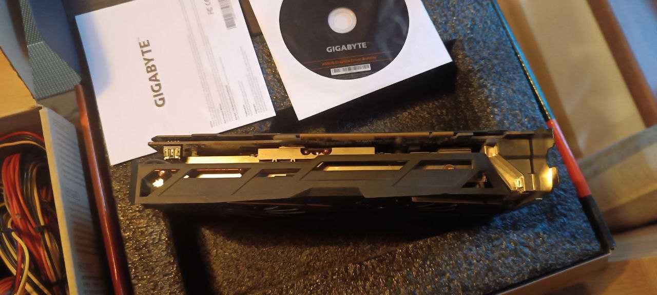 Видео карата  gigabyte RX 580 8GB RGB и захранването към нея.